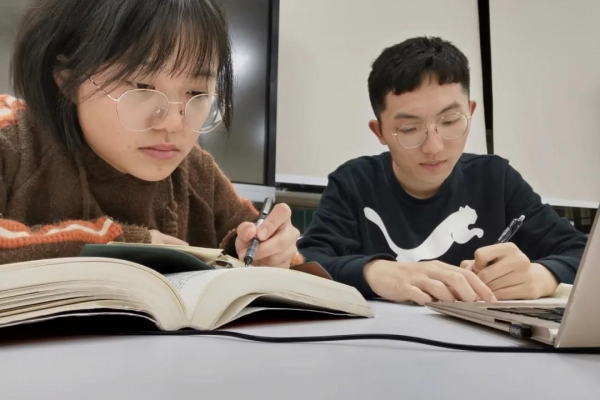 工科情侣的浪漫是什么？一起学习、一起科研，然后一起深造