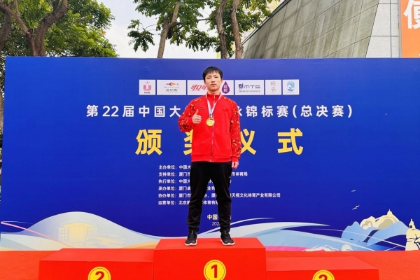少年！亦张，亦驰！