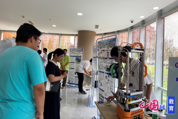 四年风华结硕果 电子科大这个学院举行第一届本科生毕业设计交流会