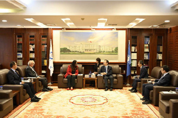 法国格勒诺布尔经济管理学院校长Fouziya BOUZERDA来校访问